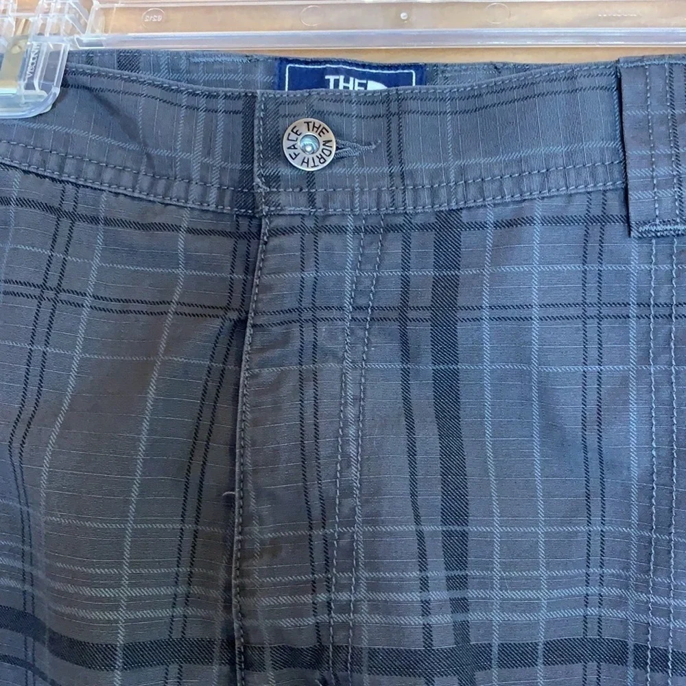 North Face gray plaid cargo shorts Size 40